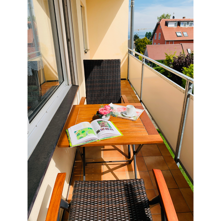 gemütlicher Balkon im ersten Obergeschoss zum Entspannen mit Seeblick